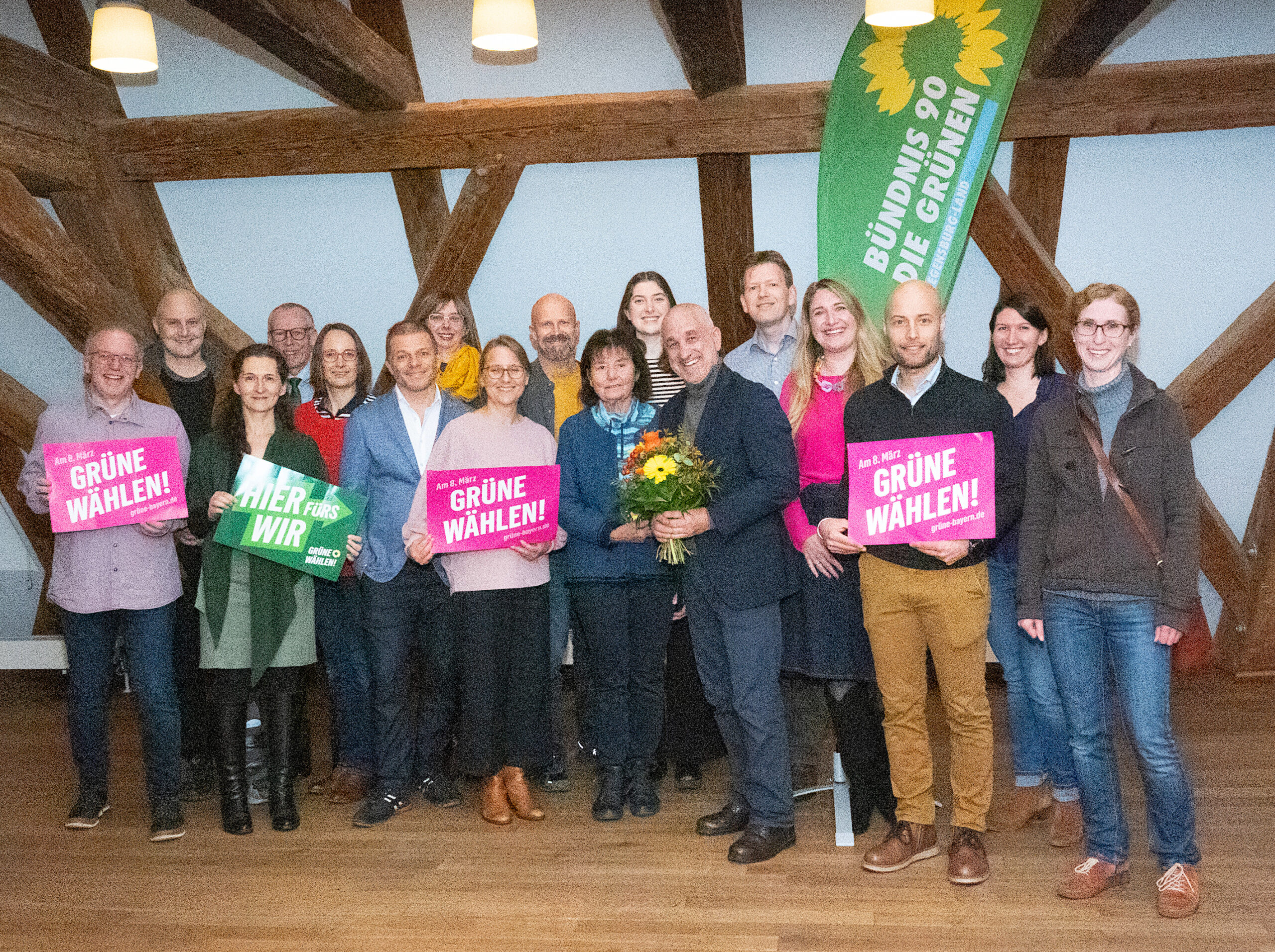 Die Kandidat:innen für den Gemeinderat und unser BM-Kandidat Wolfgang Höpfl (6. v. re.).